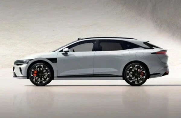 Tesla Model 3 обігнала Zeekr 7GT у дальній поїздці попри повільнішу зарядку