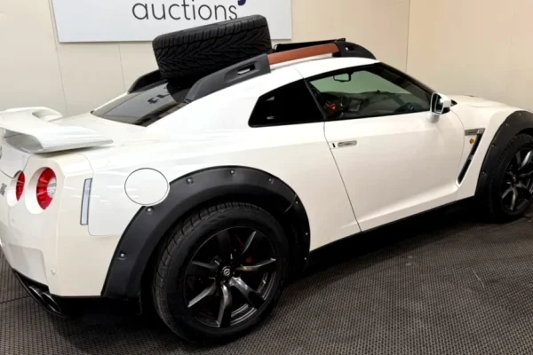 Один умілець підняв Nissan GT-R, закріпив запаску на даху та назвав це позашляховиком