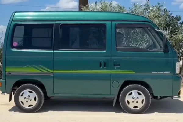 Цей фургончик Honda, аби набрати 60 миль на годину, мусить використати кожну з п’яти швидкостей і витратити ціле життя