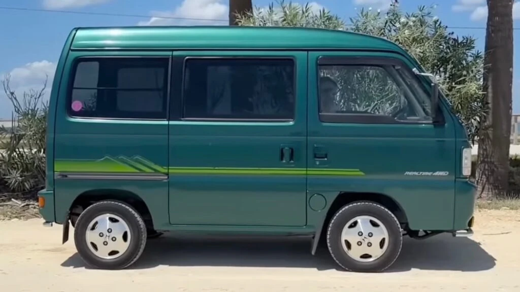Цей фургончик Honda, аби набрати 60 миль на годину, мусить використати кожну з п’яти швидкостей і витратити ціле життя