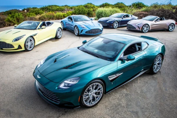 Серед п’яти свіжих американських спецверсій Aston Martin знайшлася та, що має відтінок із рекламного буклета 1958 року