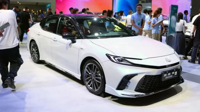 Toyota відкликає понад 500 тисяч Camry Hybrid через небезпечний збій ПЗ