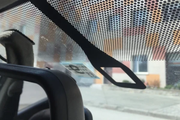 Навіщо потрібні чорні точки на лобовому склі над дзеркалом у салоні автомобіля