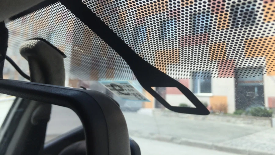 Навіщо потрібні чорні точки на лобовому склі над дзеркалом у салоні автомобіля