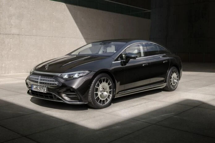 Новий Mercedes-Benz EQS заряджається на 320 км за 10 хвилин