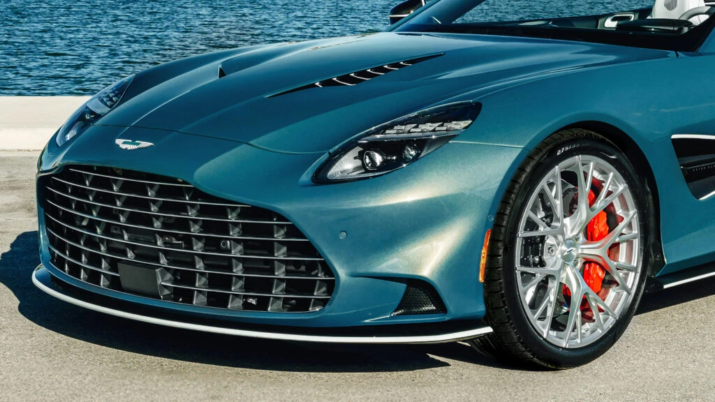Aston Martin визнає, що гальмує перехід на електромобілі, залишаючись вірним V8 і V12