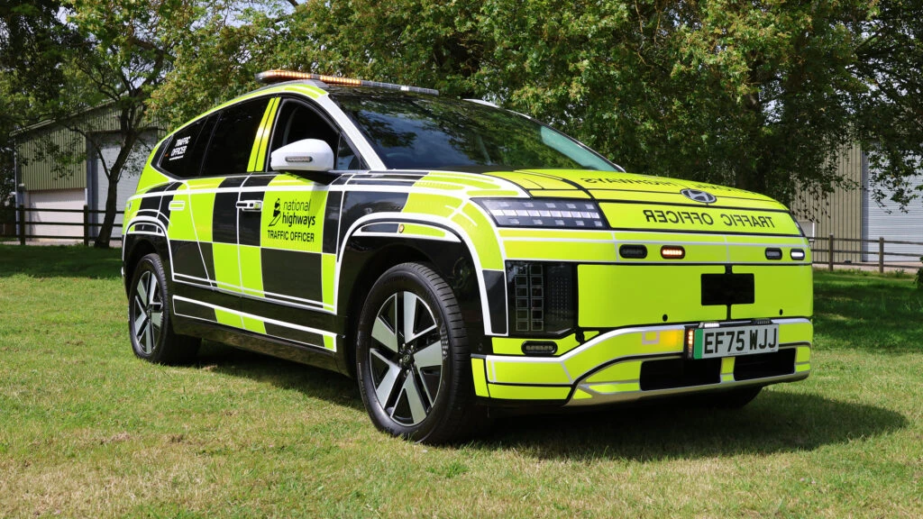 У Британії патрульні випробовують електричний автомобіль Хюндай Айонік 9 для чергувань на автострадах